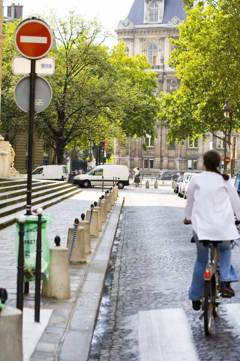 In bici contromano? Un'idea efficace. Ci avvicina a Ginevra anziché a Calcutta