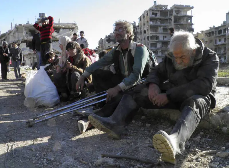 Civili evacuati dalla città di Homs