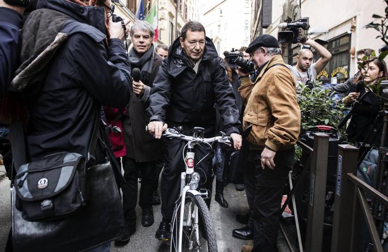 Il sindaco di Roma, Ignazio Marino, arrivato in bicicletta