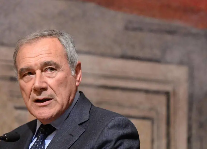 Renzi taglia il Senato e caccia i tromboni