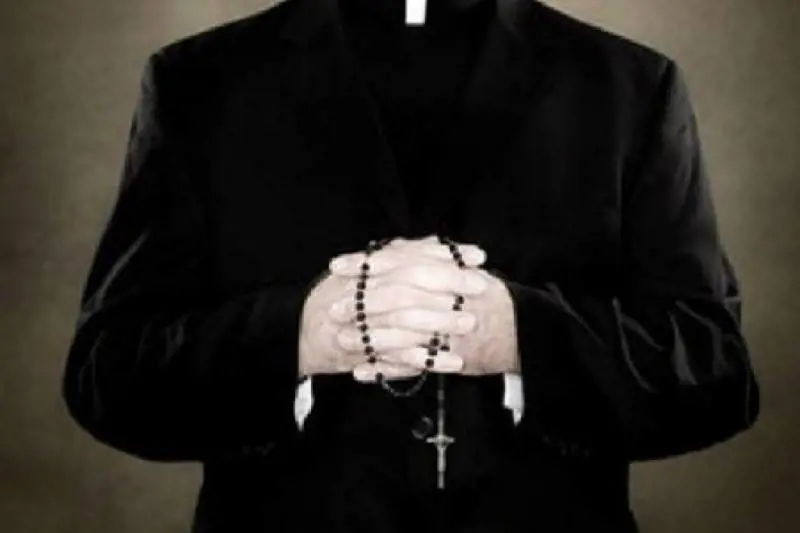 Condannato per abusi, innocente per la Chiesa: torna a fare il prete