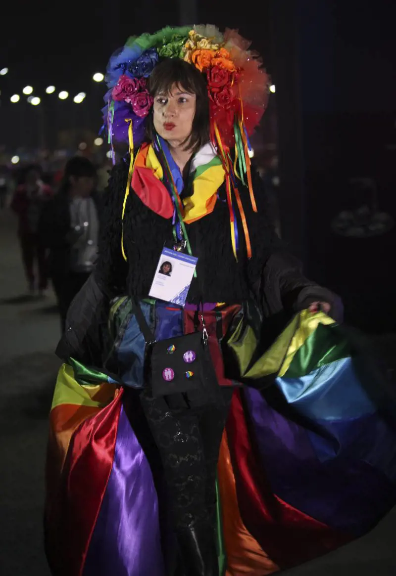 Vladimir Luxuria mentre sfila nel villaggio olimpico