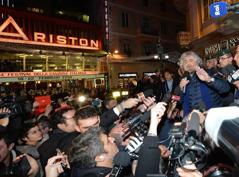 Il Festival di Grillo: comizio contro tutti ma poi corre da Renzi