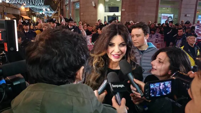 Alba Parietti intervistata fuori dal teatro Ariston