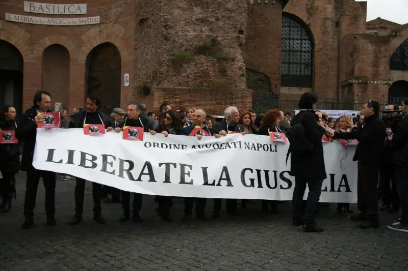 Avvocati in piazza, Di Pietro cerca di cavalcare la protesta ma viene respinto
