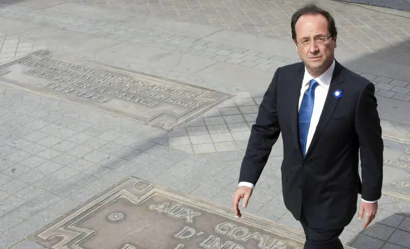 Hollande va in jet: 9.200 euro per votare