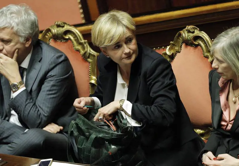 Il ministro Guidi (al centro) durante la fiducia di lunedì al Senato