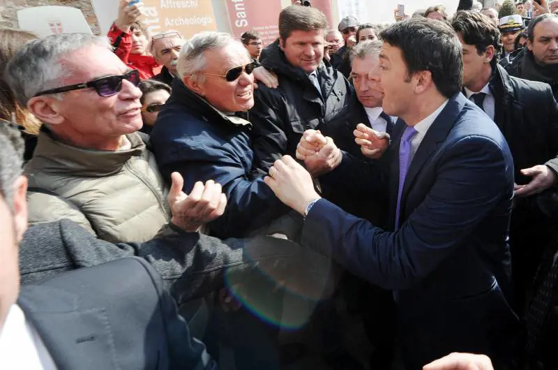 Bagno di folla e qualche contestazione. La prima uscita ufficiale di Renzi 