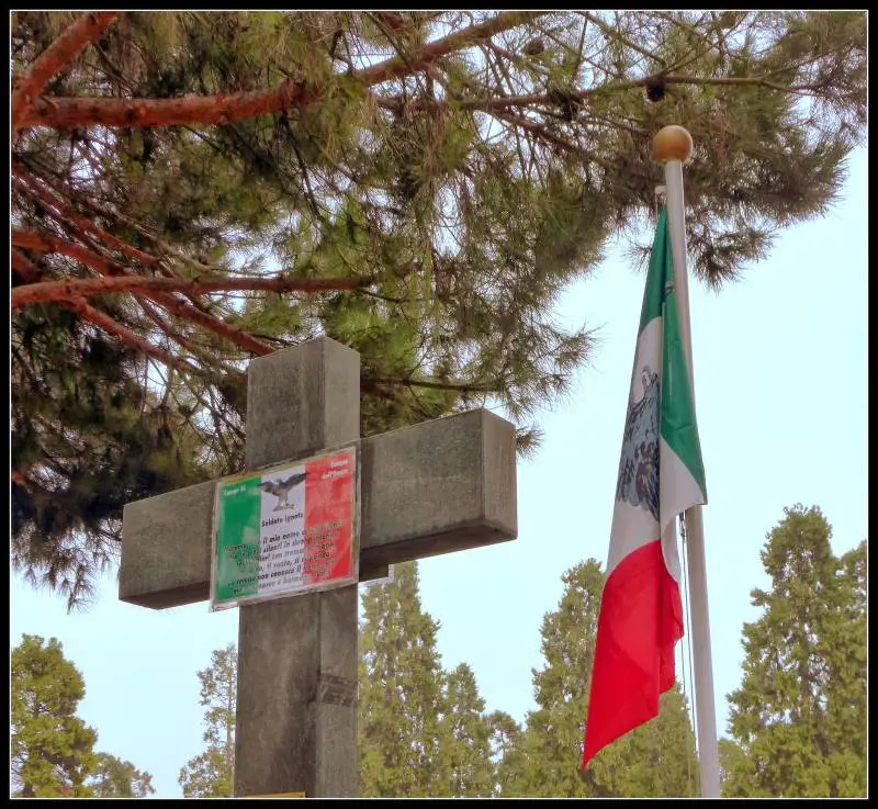 Un'immagine del Campo X del cimitero Maggiore di Milano (dal sito ilcampox.blogspot.it)