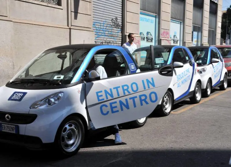 Lo sterzo, l'abitacolo, i guanti: il car sharing con il coronavirus