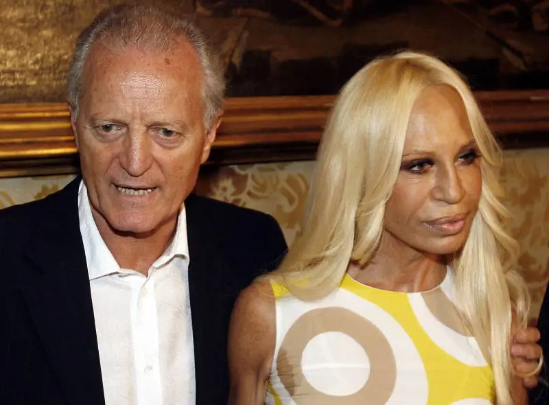 Il made in Italy fa gola e i Versace dicono sì alle avances americane