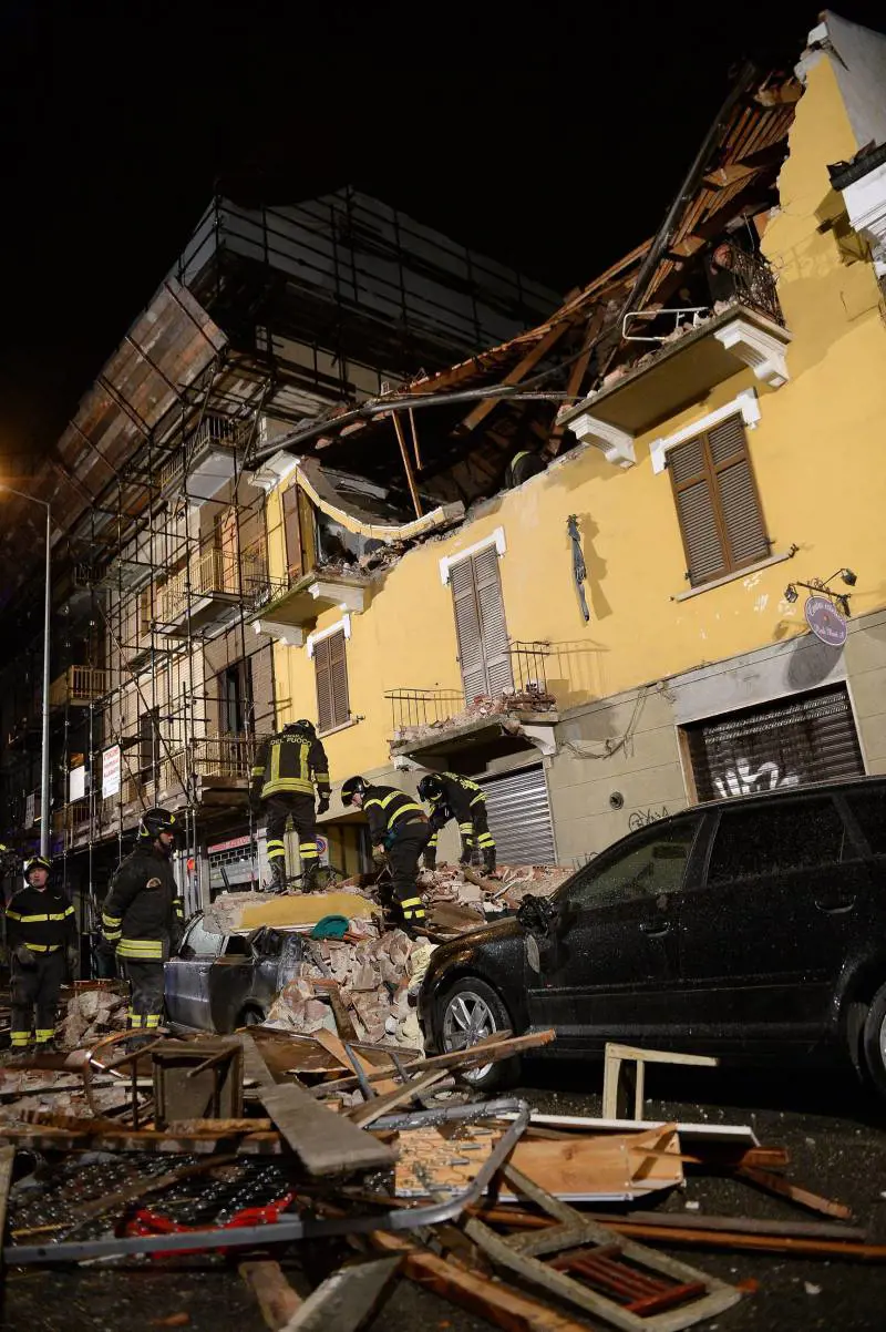 Esplode una palazzina nel Torinese: sei feriti, uno è gravissimo