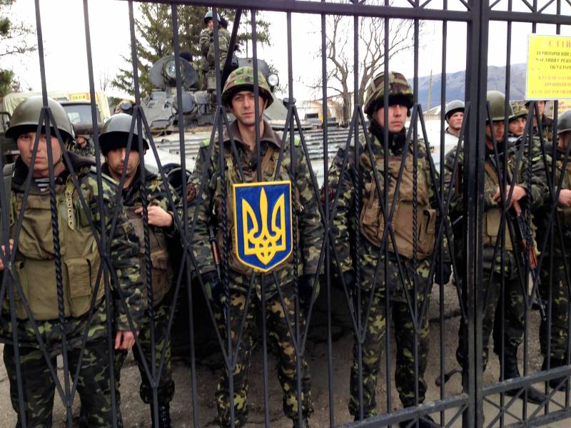 Soldati ucraini difendono la base con blindato alle spalle 
