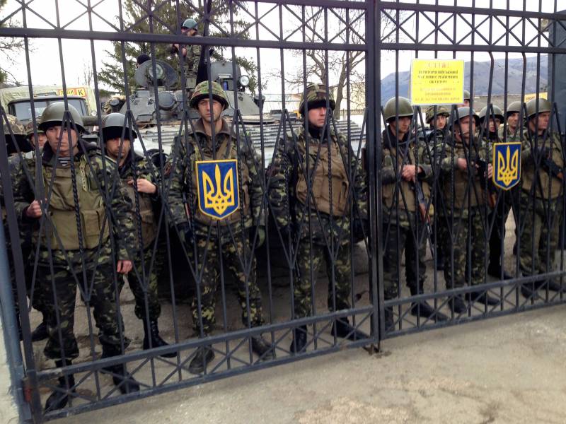 Soldati ucraini difendono la base con blindato alle spalle