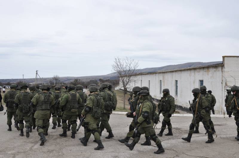Soldati russi si posizionano attrono alla base ucraina