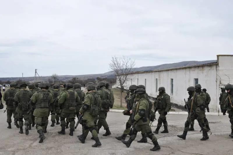 Soldati russi si posizionano attrono alla base ucraina