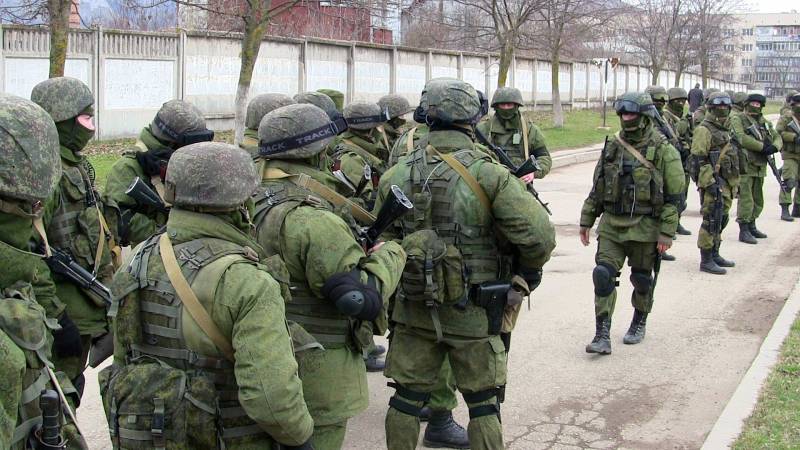 Soldati russi si posizionano attrono alla base ucraina