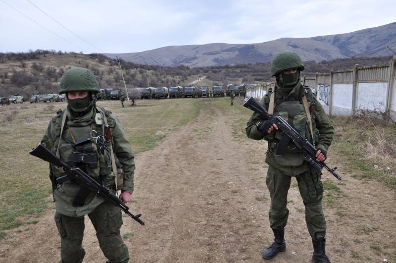Soldati russi con colonna sullo sfondo