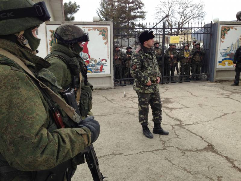 Soldati russi davanti all'ingresso presidiato della base ucraina