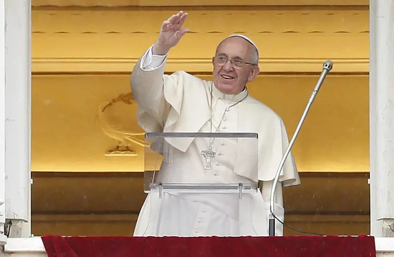 Il Papa "studia" le unioni omosessuali