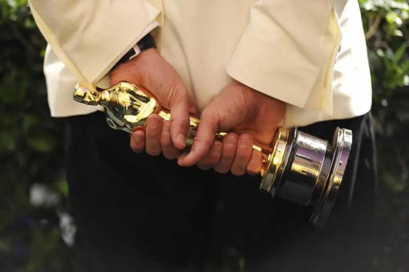 Matthew McConaughey tiene la statuetta tra le mani