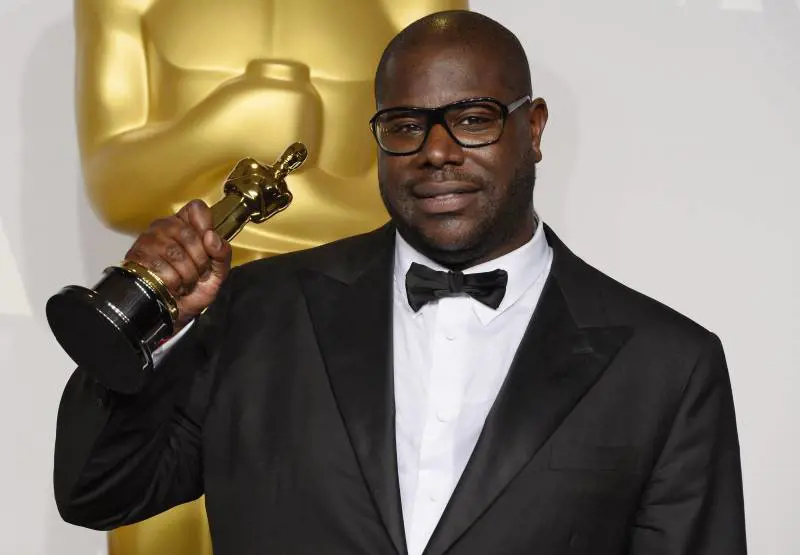 Steve McQueen alza la statuetta per "12 anni schiavo"