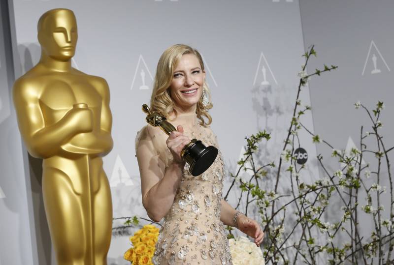 Cate Blanchett esibisce l'Oscar vinto come migliore attrice protagonista