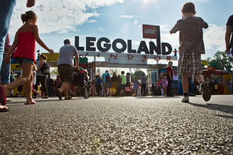 Gb, l'estrema destra va all'attacco dei Lego