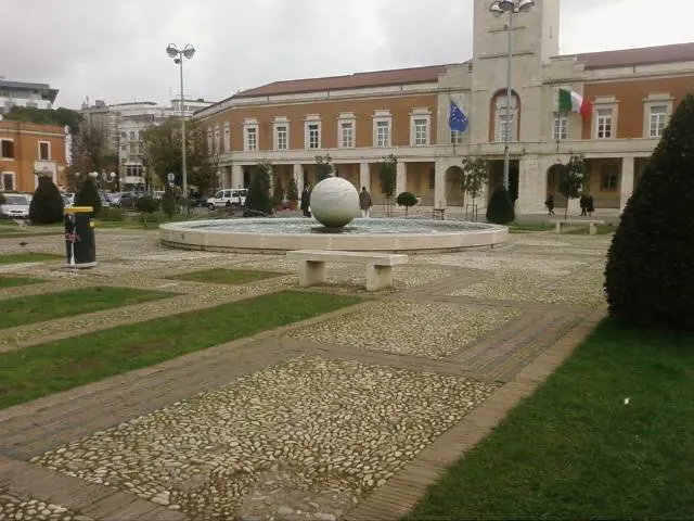 Latina, "l'invalida" fa shopping su tacchi