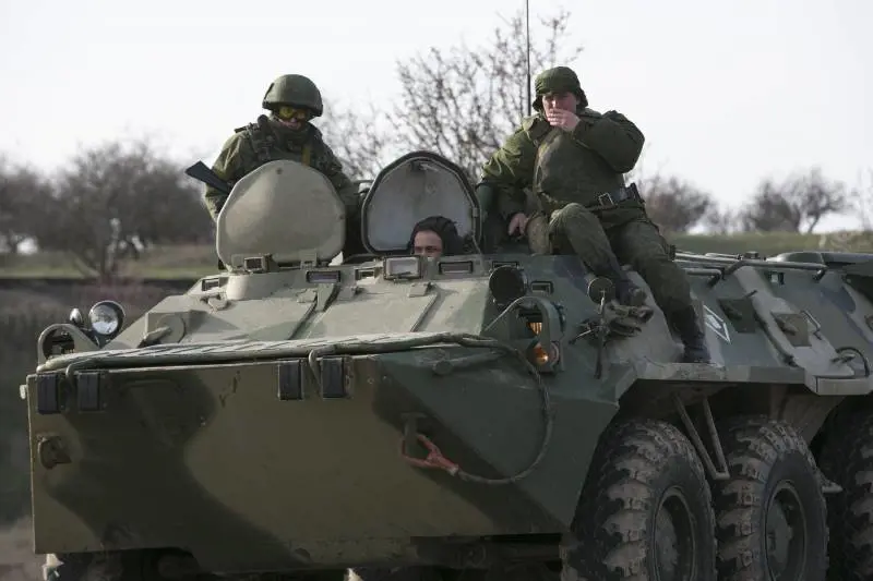 Soldati su un veicolo militare a Sebastopoli, in Crimea