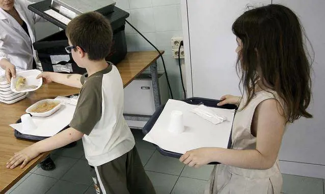 La Lega: "Mense a rischio infezione con gli immigrati in cucina"