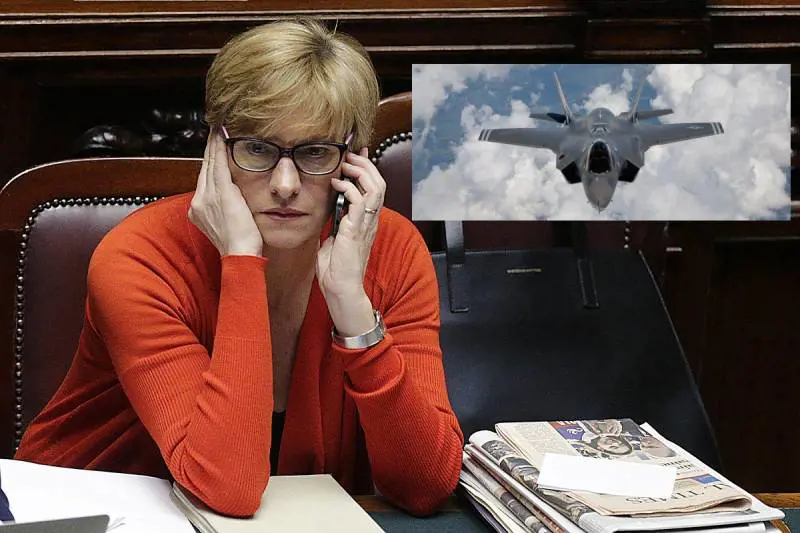 Tagli alla Difesa. Il ministro Pinotti: "Lecito pensare di ridurre anche gli F35"