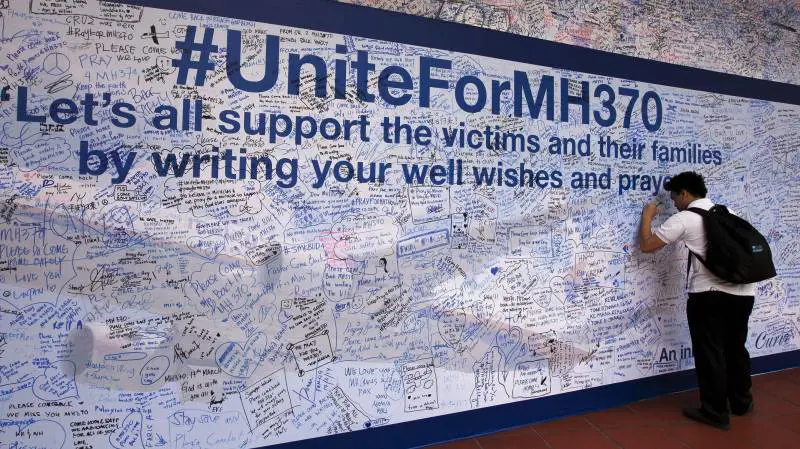 Cliente di un centro commerciale a Petaling Jaya, in Malesia lascia una frase per i passeggeri del volo MH370