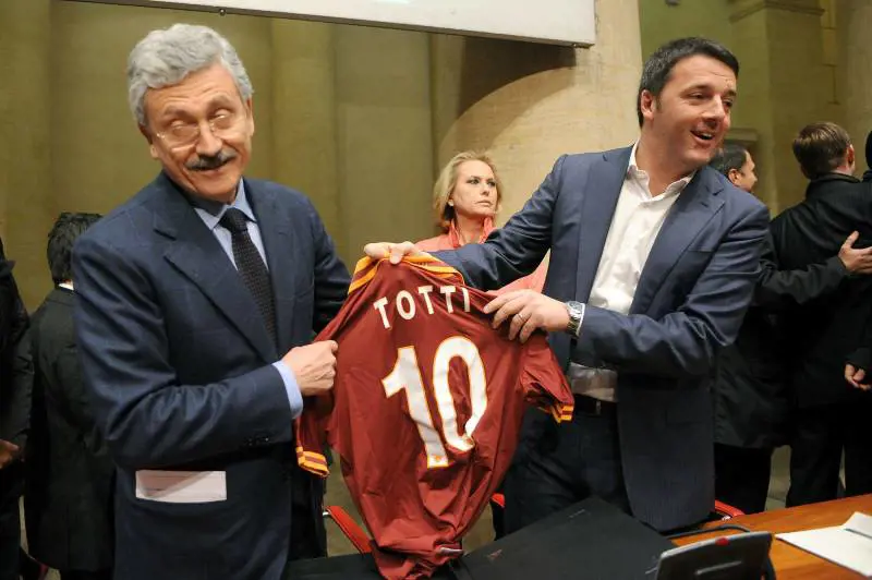 Renzi a braccetto con D'Alema: "Insieme cambieremo l'Europa"