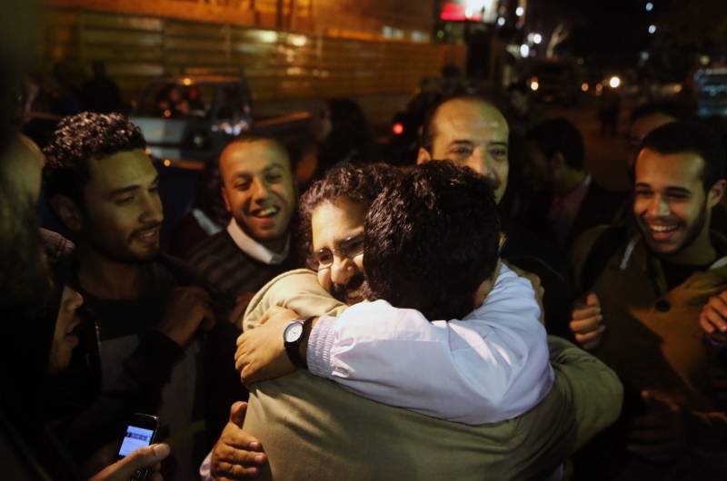 L'attivista egiziano Alaa Abd El Fattah poco dopo la scarcerazione