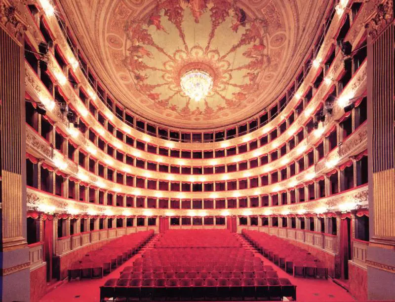 La guerra del pugno chiuso sulle tavole del teatro di Roma