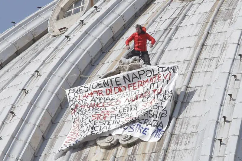 Fatto scendere l'imprenditore salito di nuovo sulla cupola di San Pietro