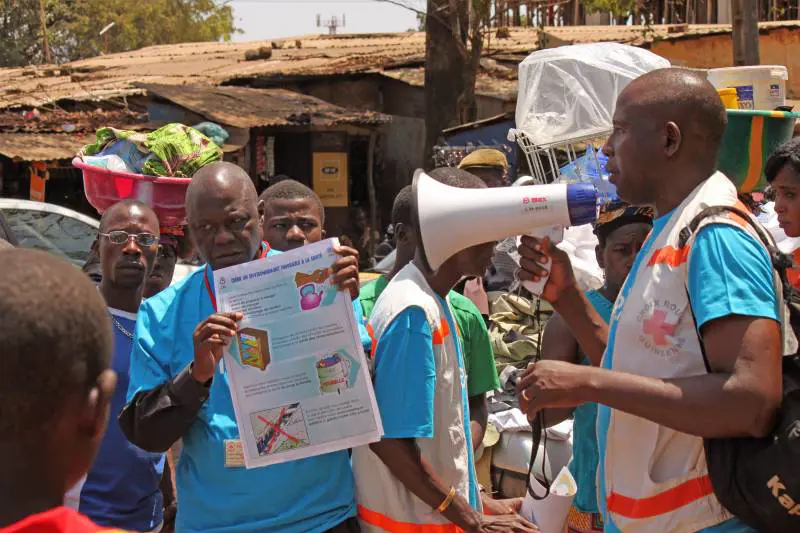 Uomini della Croce rossa impegnati nella prevenzione a Conakry