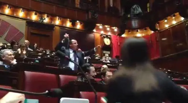 Pesce d'aprile: e Buonanno sventola una spigola in aula 