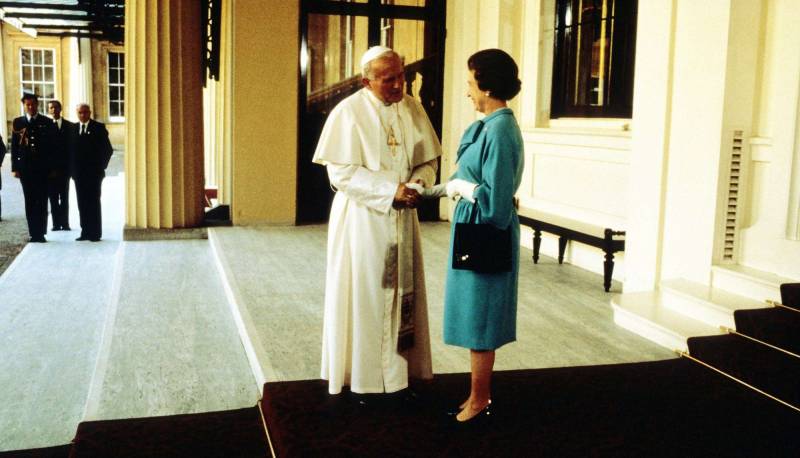 Nel 1982 è invece il Pontefice ad essere ricevuto a Buckingham Palace
