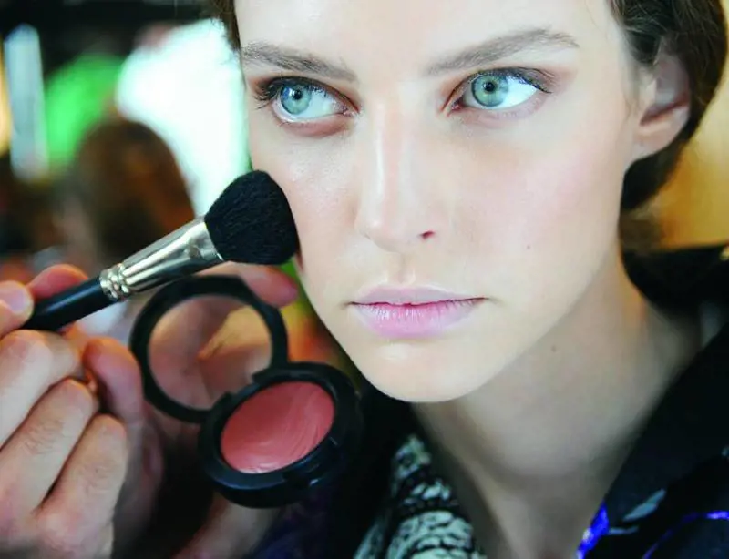 Come baciate dal sole E il make up è dorato