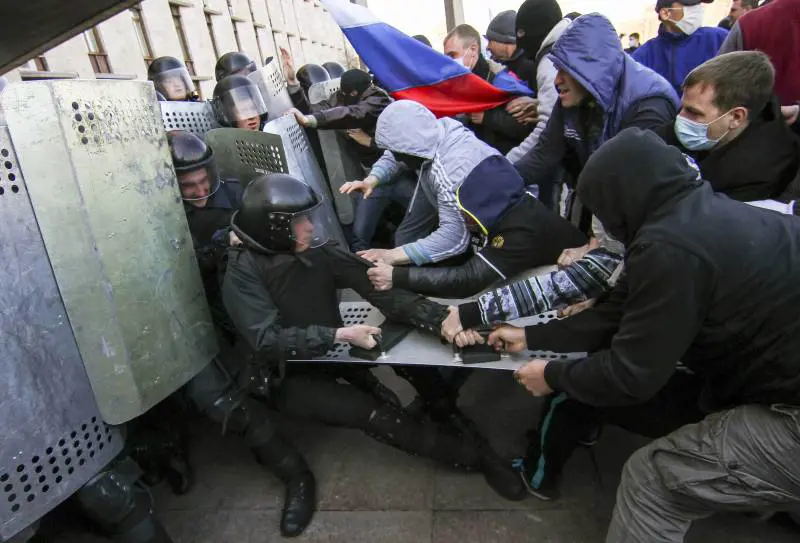 Ucraina, filorussi proclamano la Repubblica di Donetsk