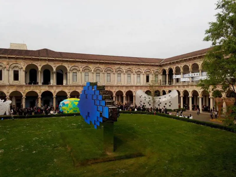 Statale, i neolaureati festeggiano tra scale infinite e pannelli in 3D