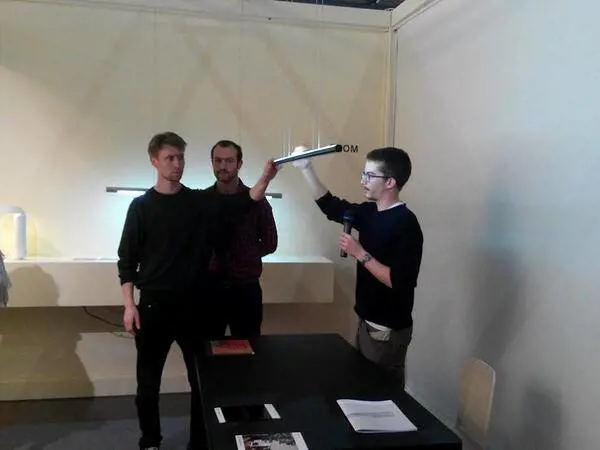 Un giovane italiano sbanca il Salone Satellite con una lampada al neon