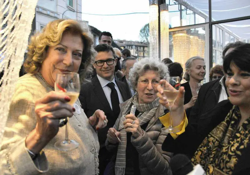 Bolidi, vip e lunghe code: via alle notti dei mondani