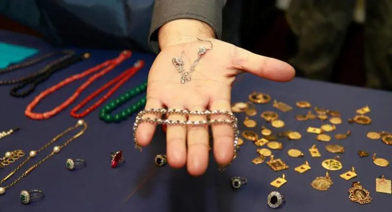 Lo escludono dall'eredità Gli ruba oro per 2 milioni