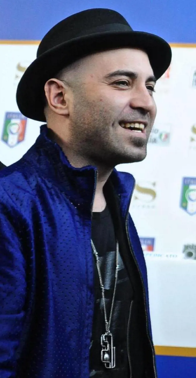 «UN AMORE COSÌ GRANDE 2014» Solidarietà e musica verso il Mondiale I Negramaro cantano per gli azzurri