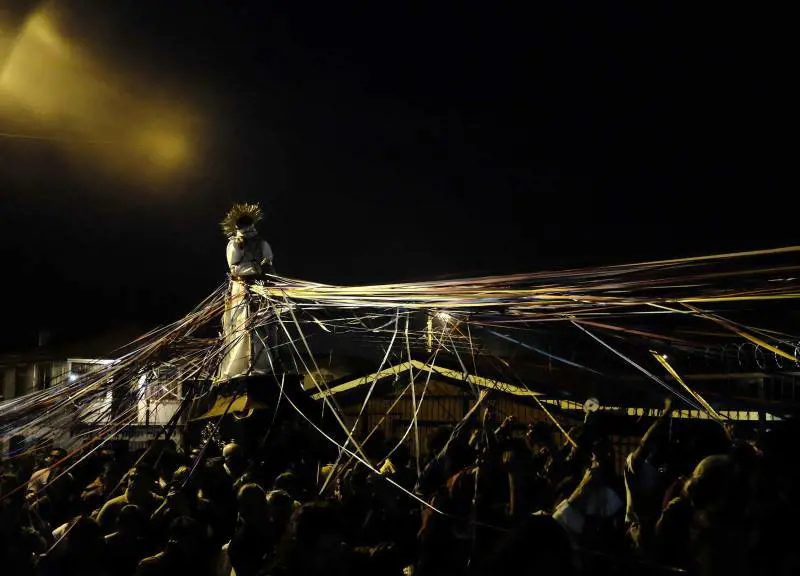 Una statua portata in processione in Costarica