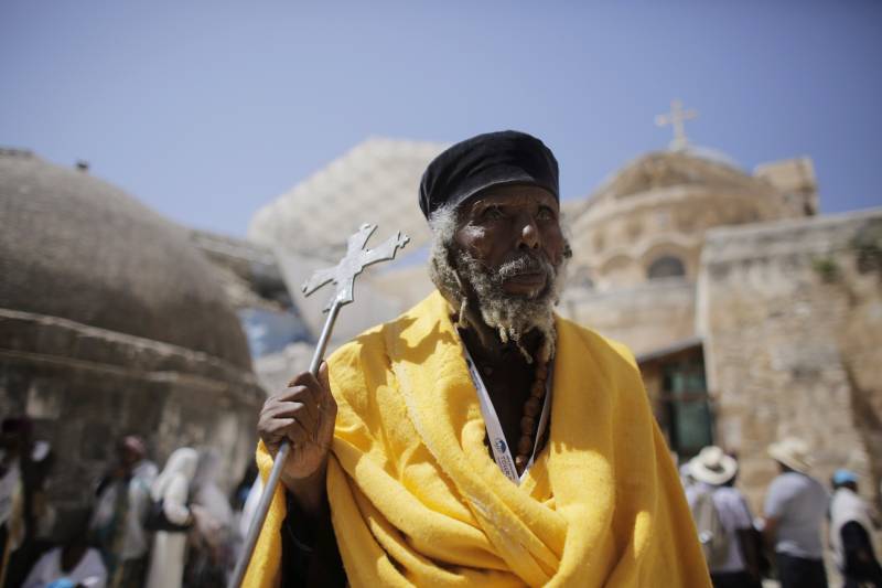 Un uomo davanti a una chiesa in Etiopia
