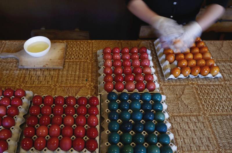 Uova di Pasqua colorate in preparazione a Sofia, in Bulgaria